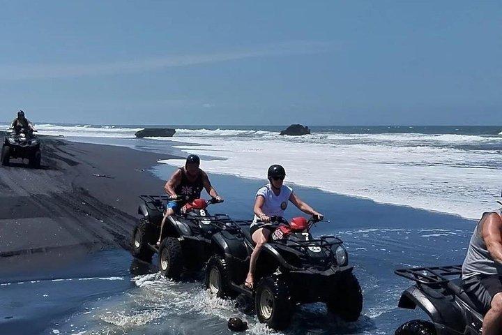 バリ島ATVライドサンセットビーチ、田んぼとローカルビレッジ2時間