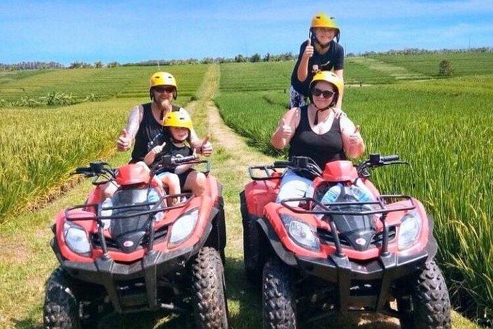 バリ島ATVライドサンセットビーチ、田んぼとローカルビレッジ2時間