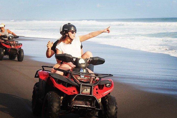 バリ島ATVライドサンセットビーチ、田んぼとローカルビレッジ2時間