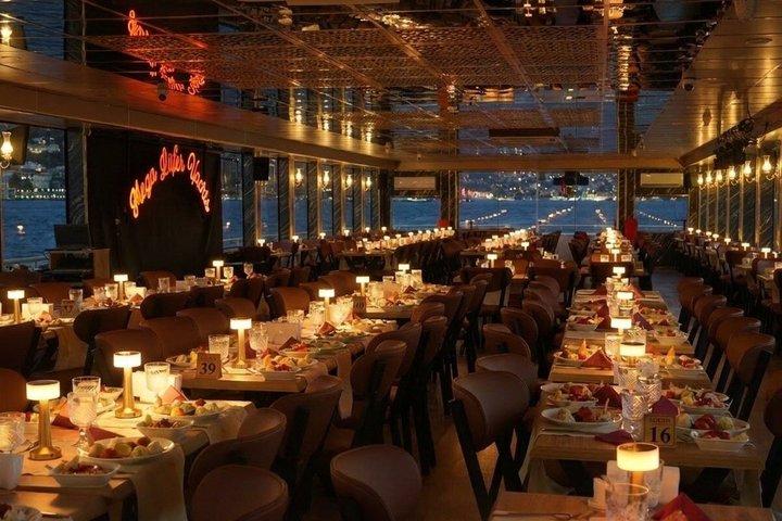 Istanbul Bosporen Middagskryssning och show med privat bord