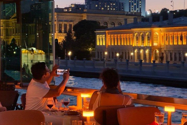 Istanbul Bosporen Middagskryssning och show med privat bord