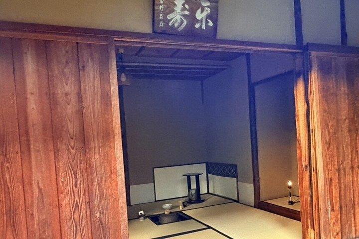 京都：伝統的な茶室での茶道