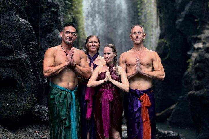 タマン・ベジ・グリヤ滝の浄化儀式オールインクルーシブ
