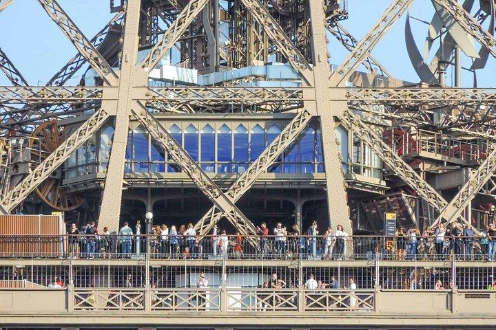 パリ・エッフェル塔ガイドツアー2. フロア&24 - 時間制ホップオンバス