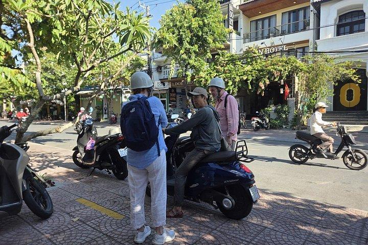 ホイアン：電動バイクで巡るクラフト村と田舎の島々