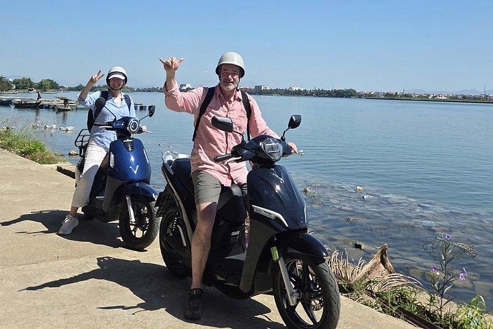ホイアン：電動バイクで巡るクラフト村と田舎の島々