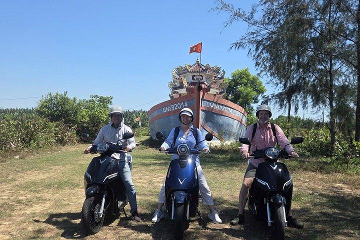 ホイアン：電動バイクで巡るクラフト村と田舎の島々