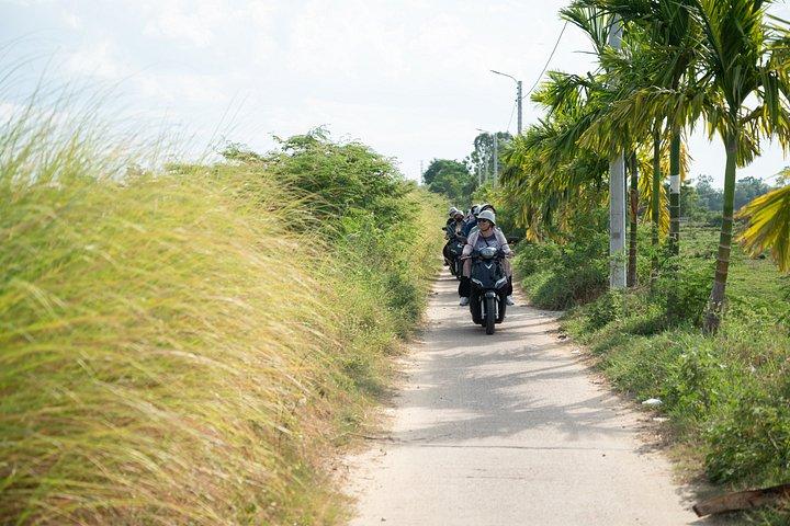 ホイアン：電動バイクで巡るクラフト村と田舎の島々
