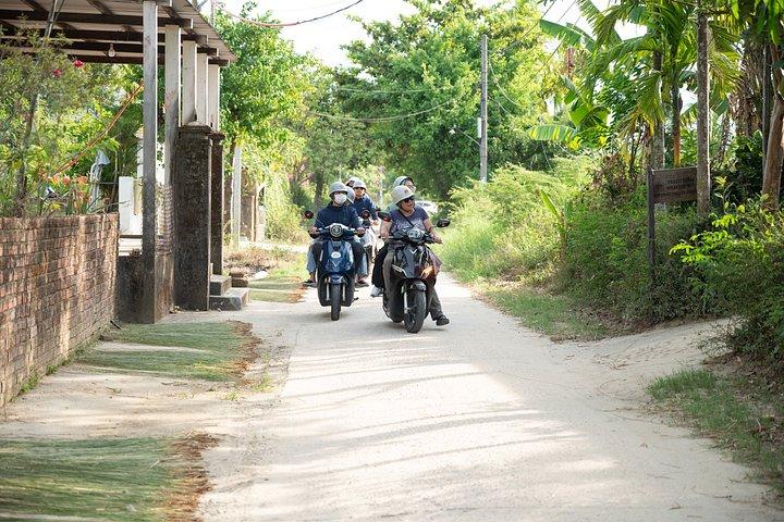 ホイアン：電動バイクで巡るクラフト村と田舎の島々