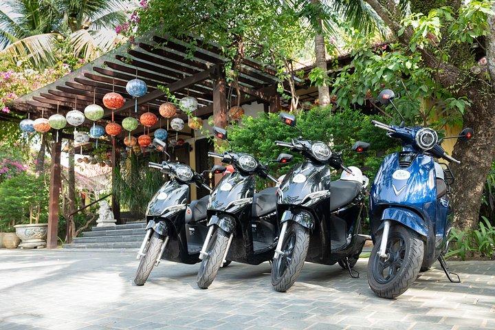 ホイアン：電動バイクで巡るクラフト村と田舎の島々