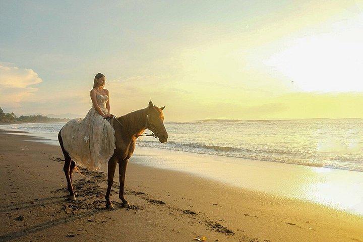 バリ島のブラックサンドビーチ乗馬アドベンチャー