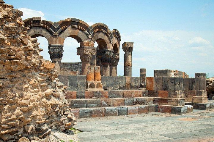 エレバンからの8〜9時間のエヒミアジン、ズヴァルトノッツ、ガルニ、ゲハルトのプライベート旅行