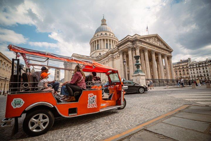 Tour privado por París en tuk-tuk eléctrico.