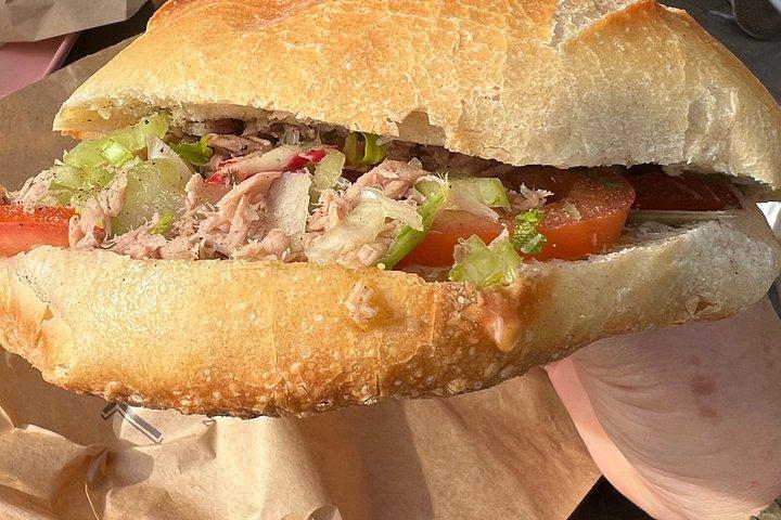 ニースのリベレーションマーケットで地元の味を味わうフードツアー