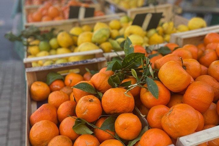 ニースのリベレーションマーケットで地元の味を味わうフードツアー