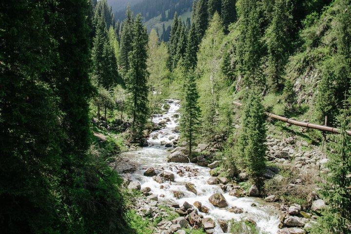 Almaty : Privé jeeptour naar Big Almaty Lake met schilderachtige rit