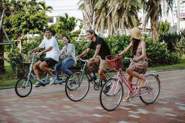 Tour guiado en bicicleta por la costa oeste de Okinawa en Chatan