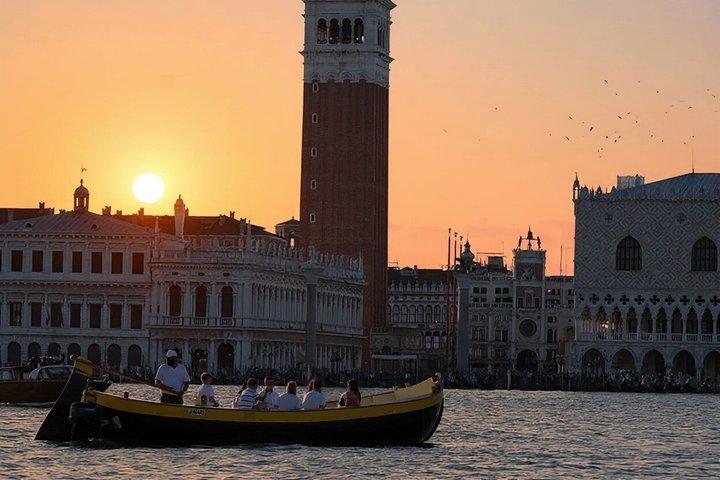 Venecia Puesta de sol en barco típico veneciano con Prosecco