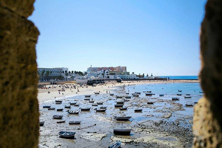 プライベートカディス海岸ウォーキングツアー歴史市場と地元の味