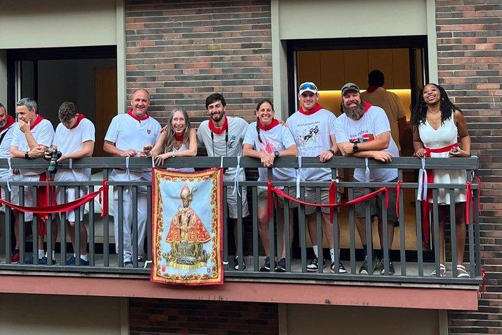 San Fermín VIP: Balkon med udsigt over Estafeta og komplet morgenmadsbuffet