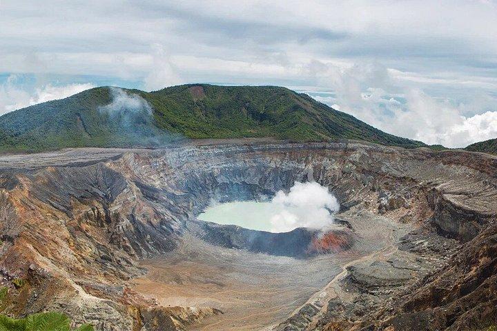 サンホセから見たコスタリカのコーヒー農園とポアス火山