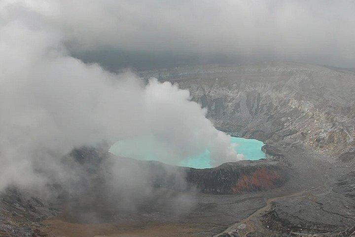 サンホセから見たコスタリカのコーヒー農園とポアス火山