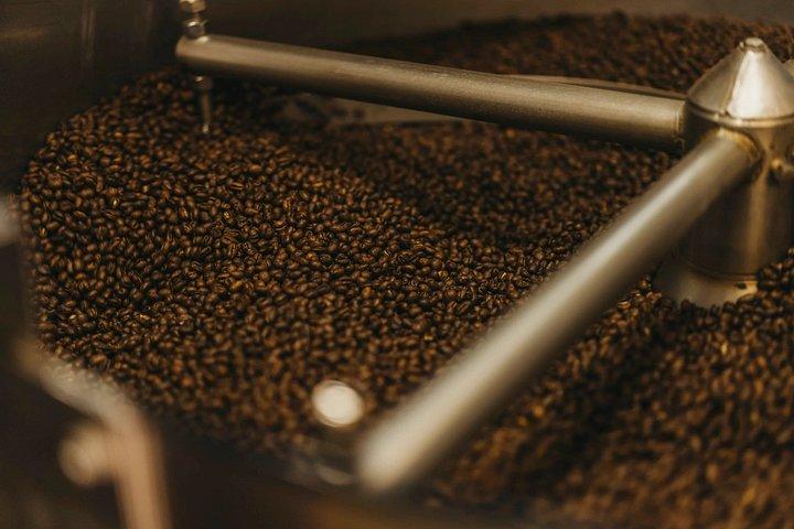 サンホセから見たコスタリカのコーヒー農園とポアス火山