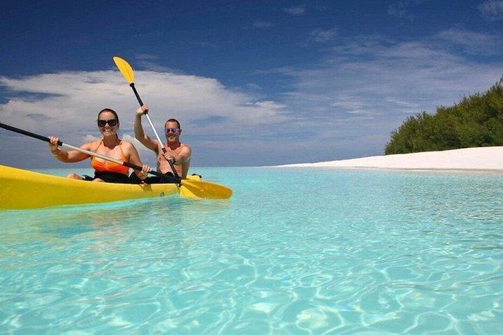 Zanzibar : kayak delle mangrovie dell'isola di Uzi con tour del villaggio e pick up