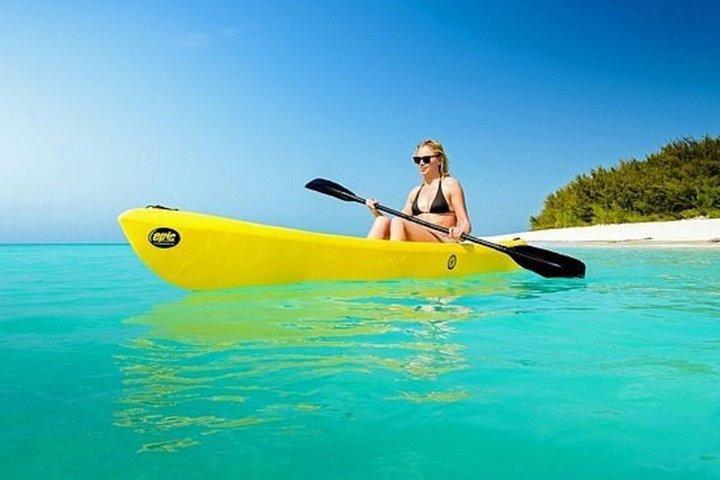 Zanzibar : kayak delle mangrovie dell'isola di Uzi con tour del villaggio e pick up