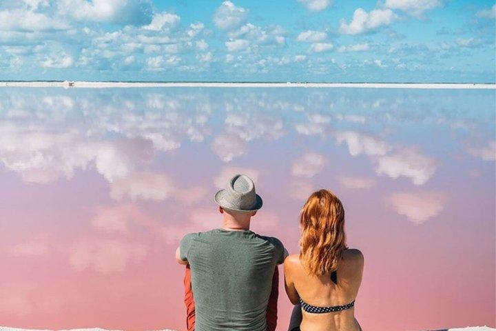 The colorful pink lagoon and flamingos tour in Rio Lagartos