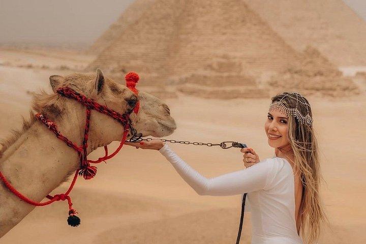 ギザ・ピラミッド・コンプレックス・ラクダ乗りとランチの贅沢体験
