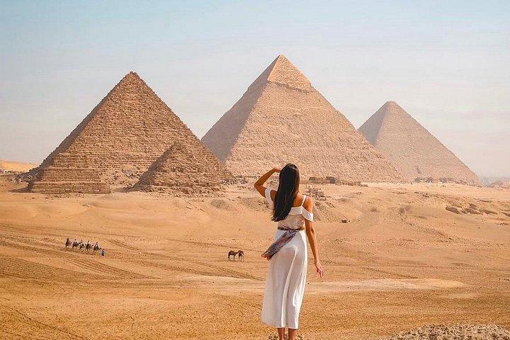 ギザ・ピラミッド・コンプレックス・ラクダ乗りとランチの贅沢体験