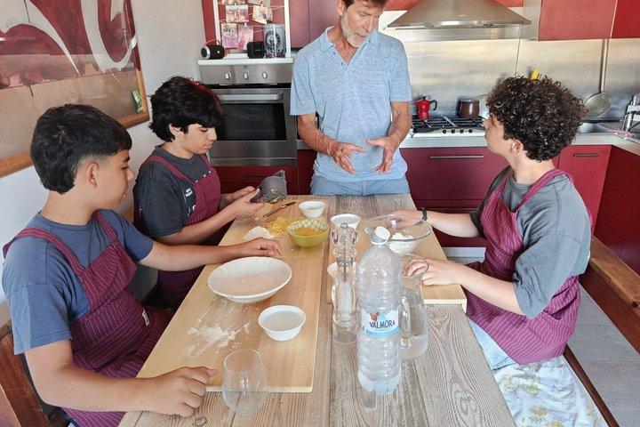 Clase práctica de cocina en Turín con ñoquis, vino y chocolate