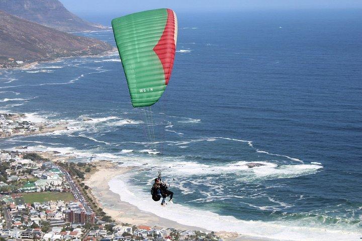 プライベートパラグライダーアドベンチャーとコンスタンシアワインテイスティングツアー