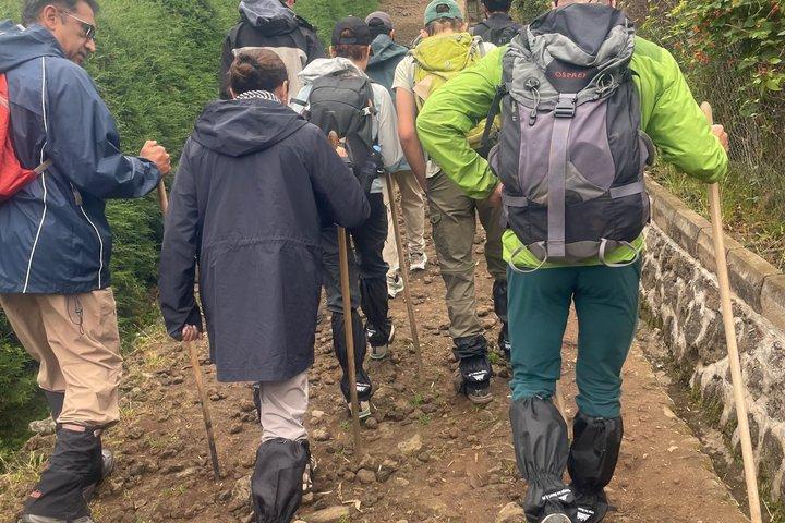 Rwanda Nature Walking Tour no parque e fora do parque