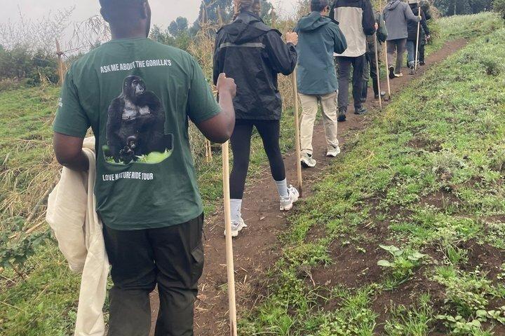 Rwanda Nature Walking Tour no parque e fora do parque