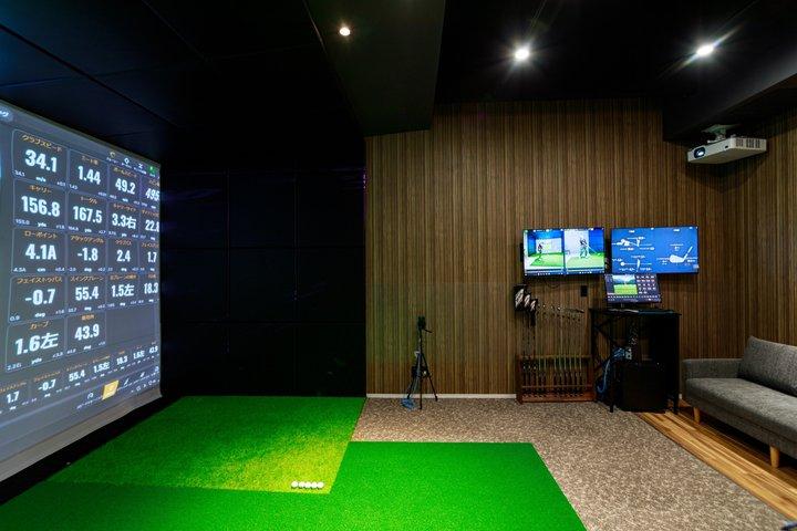 Privat indendørs golf Shinjuku Trackman 4 + leje inkluderet (90min)