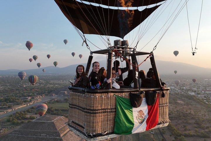 Voo de balão de ar quente + Café da manhã em uma caverna natural + Traslado + Pirâmides
