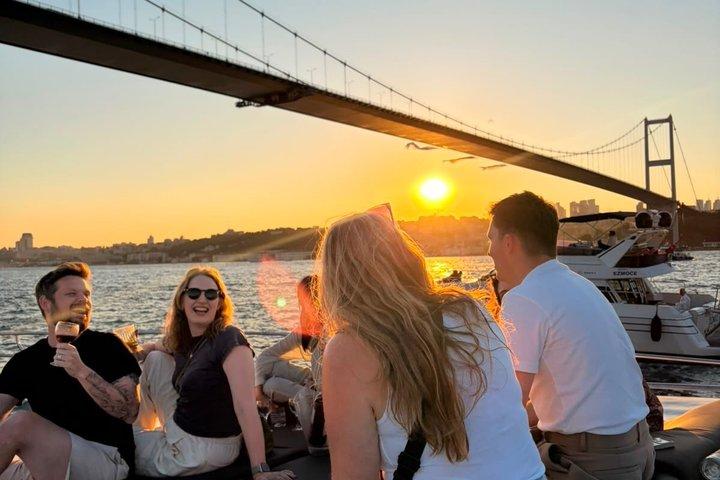 Pequeno grupo passeio de iate com vinho ilimitado, frutas e nozes misturadas