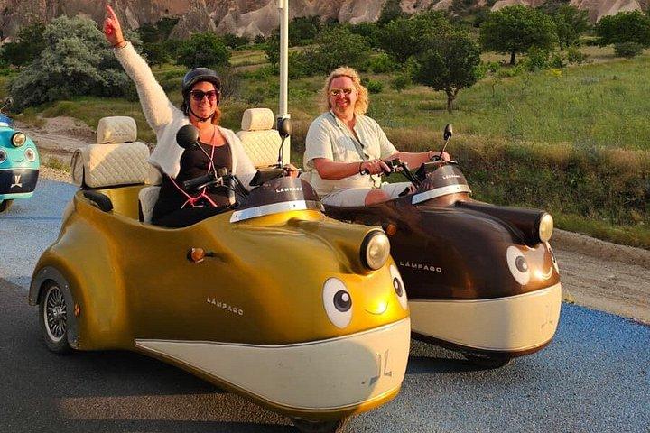カッパドキアヴィンテージトライクバイクサンセットツアー体験