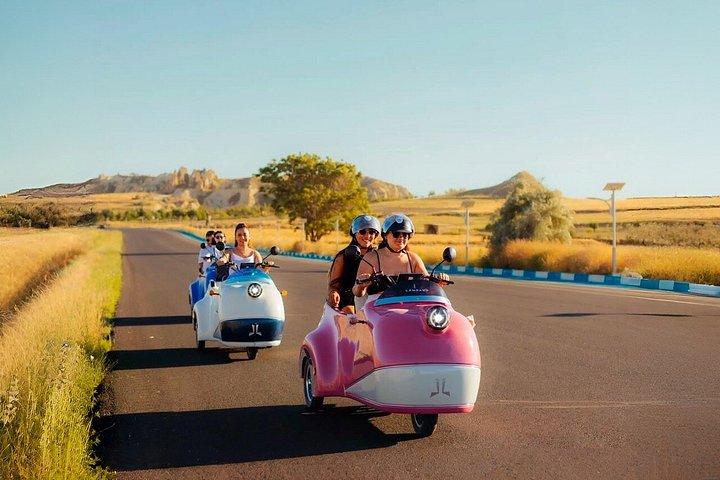 カッパドキアヴィンテージトライクバイクサンセットツアー体験