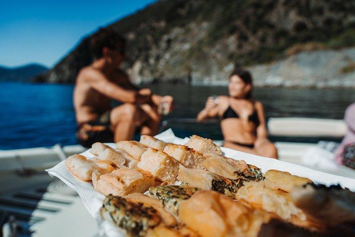 チンクエテッレのボートツアー体験（食前酒と水泳付き）