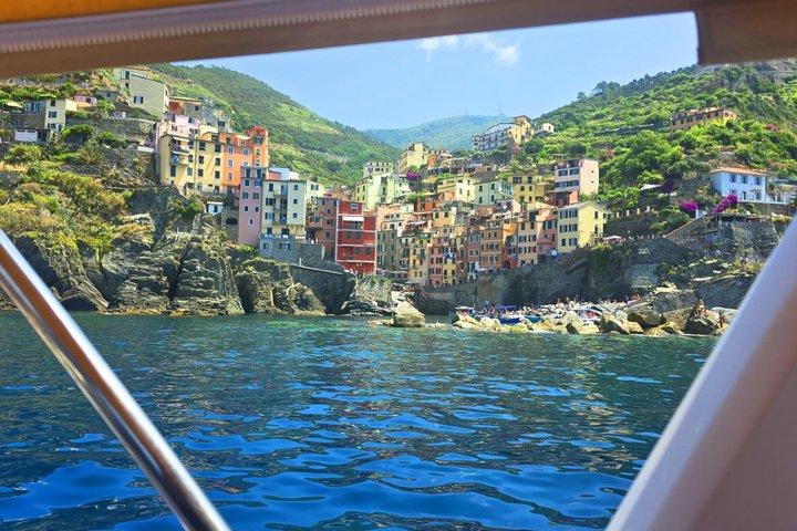 Atardecer en barco y aperitivo en Cinque Terre desde Monterosso