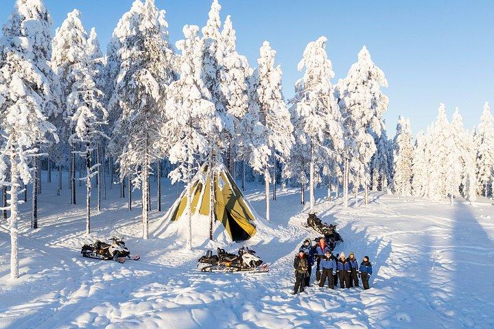 北極の大自然の中でスノーモービルサファリ-ロヴァニエミ