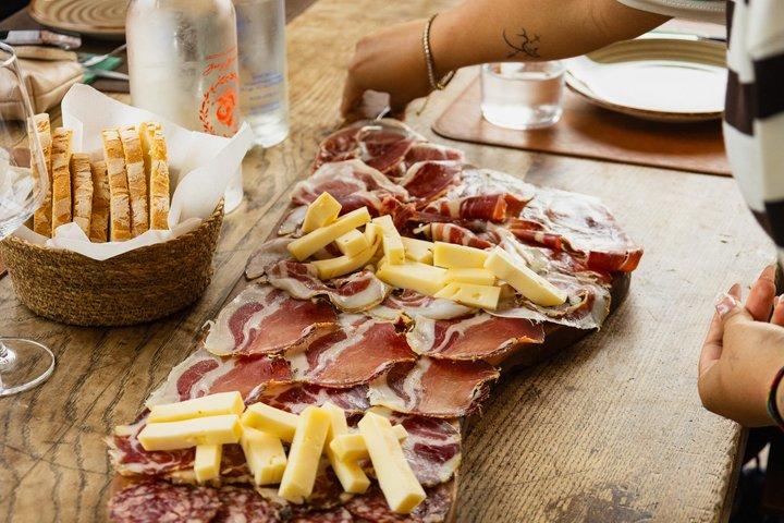Tour en bicicleta eléctrica por las colinas de la Toscana con experiencia agrícola y almuerzo
