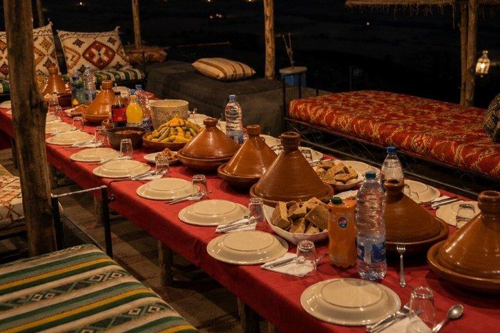 Espectáculo de camellos y fuego en el desierto de Marrakech con cena y puesta de sol