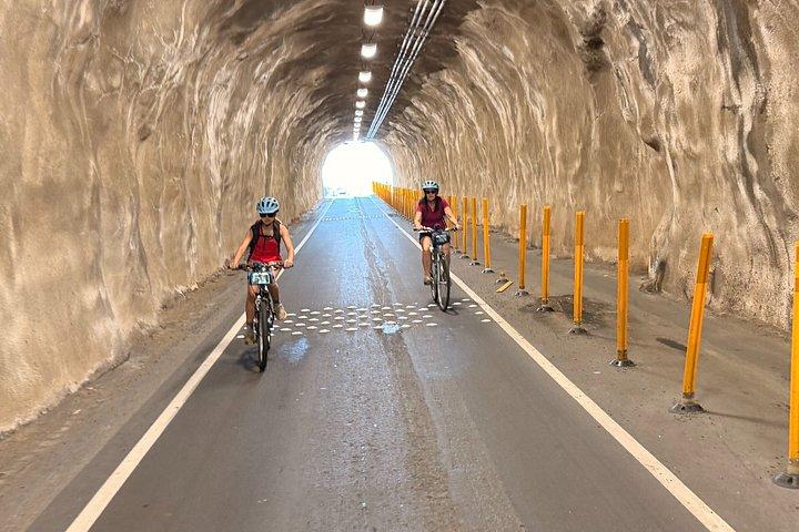 ダイヤモンドヘッドバイクでハイキングとローカルランチ