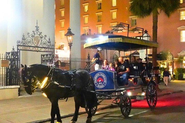 Tour nocturno de caballos y carruajes encantados de Charleston