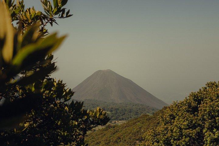 サンタ・アナ火山とコアテペケ湖へのプライベート・ハイキング