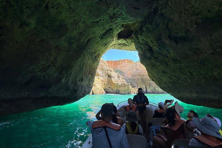 Portimão Bootstour nach Benagil & lokale versteckte Höhlen Kleine Gruppe